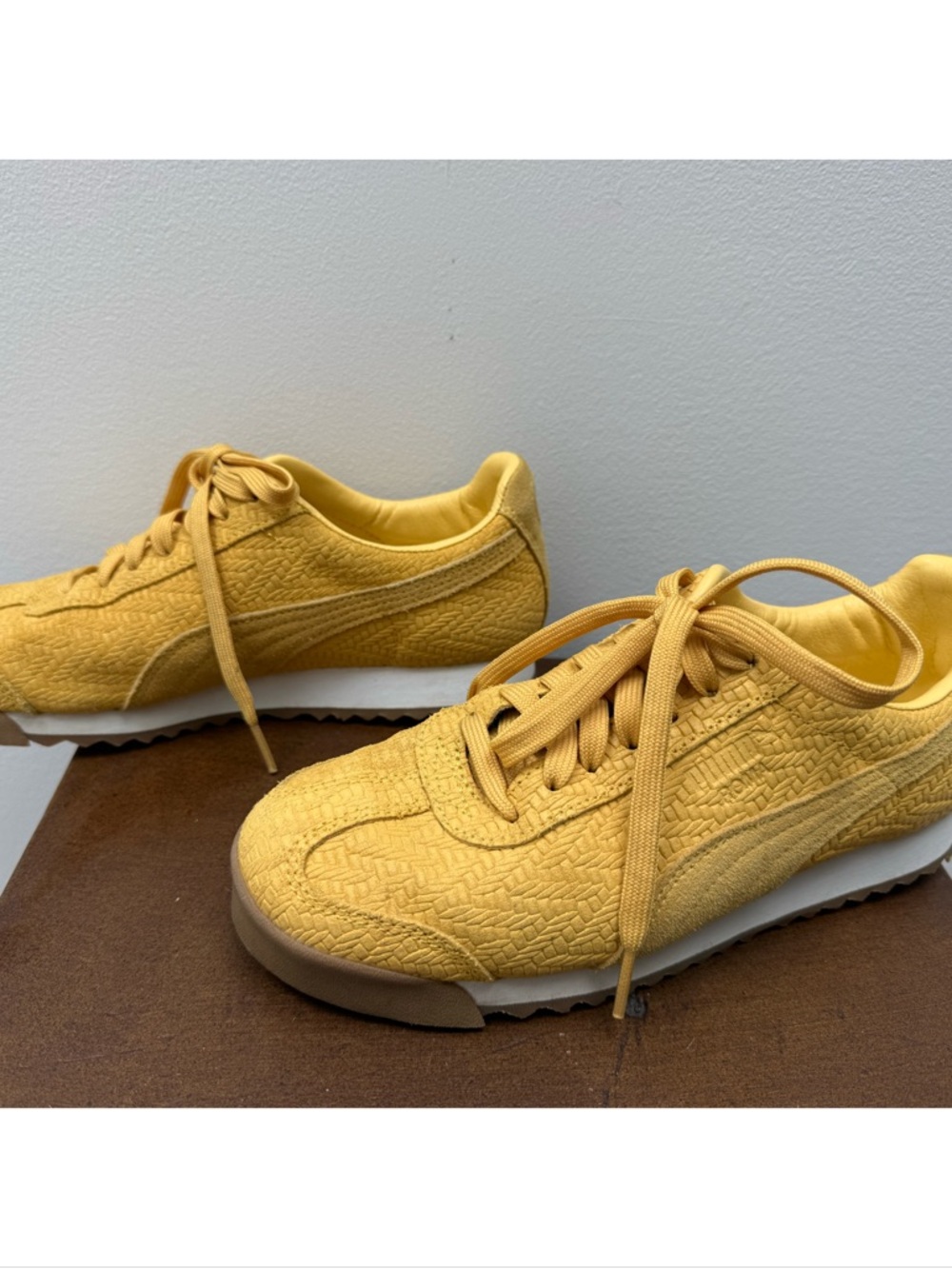 PUMA Roma Embossed Yellow Gold Logo Leather Suede Sneakers RARE - Picture 5 of 9